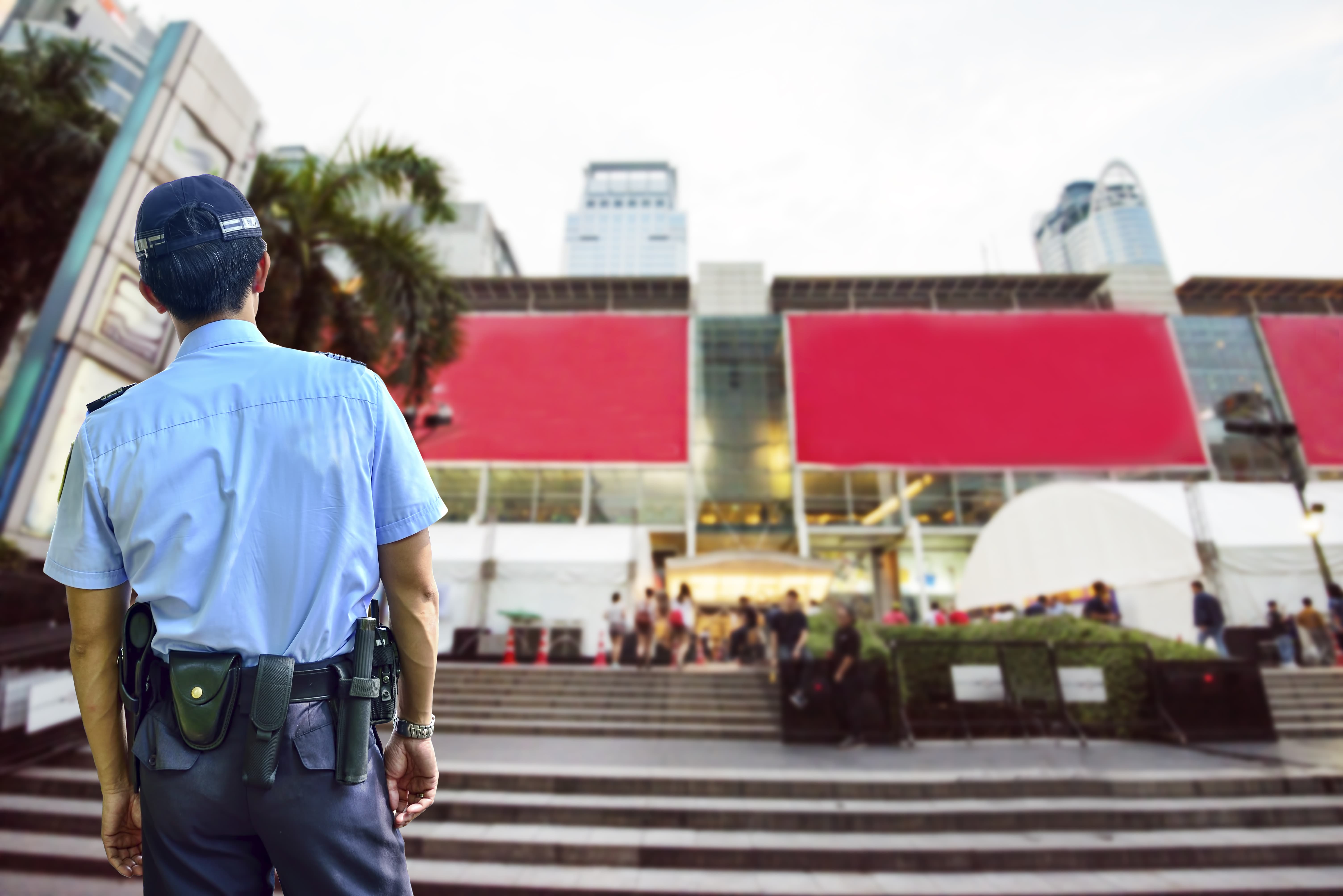 How do Security Officers Protect the Outside of a Shopping Mall?
